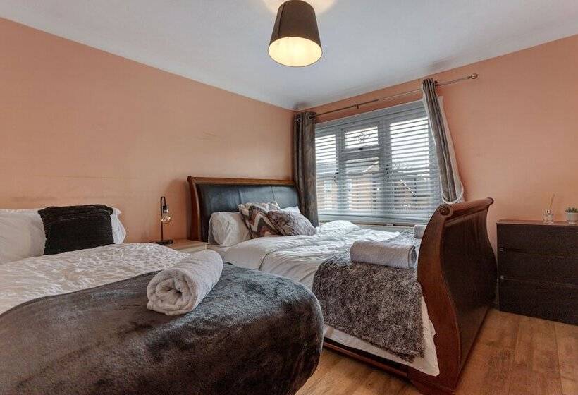 Residência Impeccable 3 Bed House In Basildon