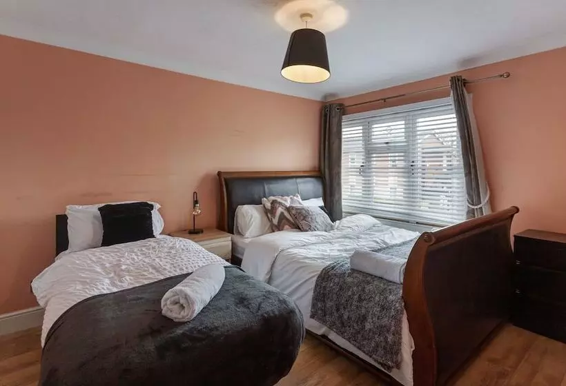 Residenssi Impeccable 3 Bed House In Basildon