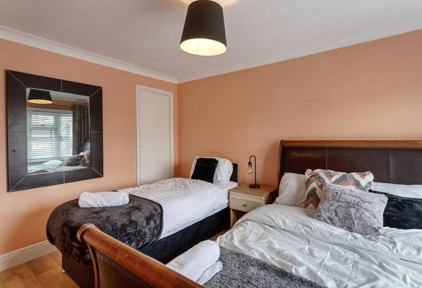 Residência Impeccable 3 Bed House In Basildon