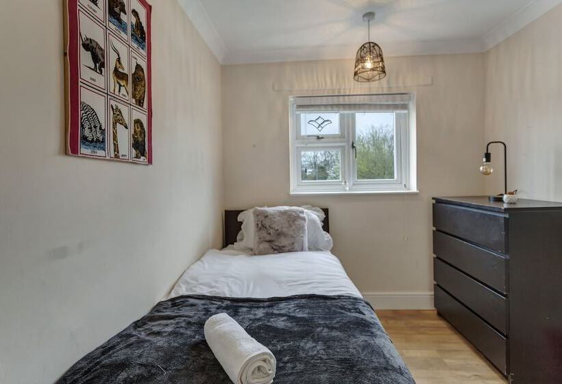Residência Impeccable 3 Bed House In Basildon