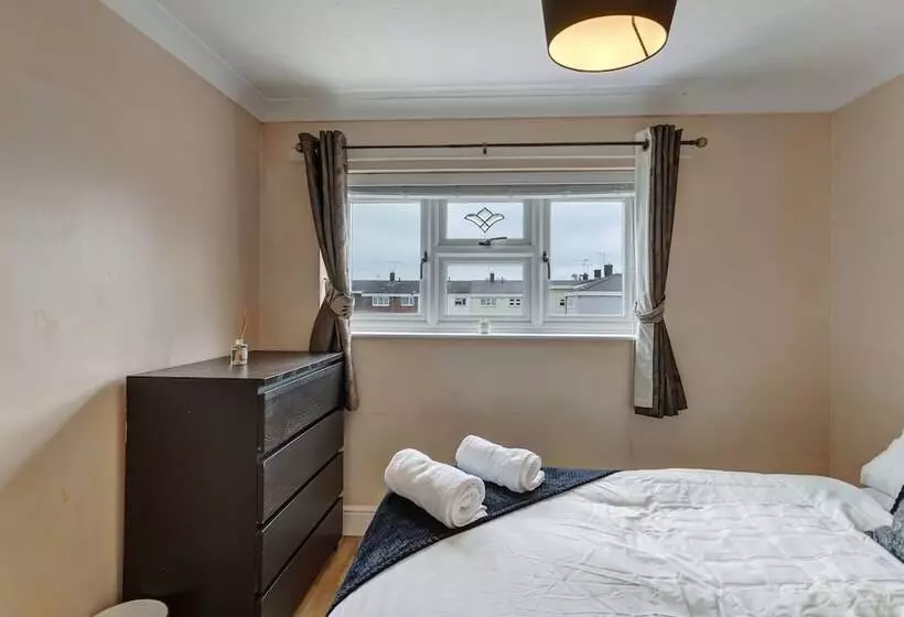 Residenssi Impeccable 3 Bed House In Basildon