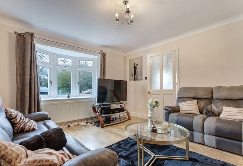 Residência Impeccable 3 Bed House In Basildon