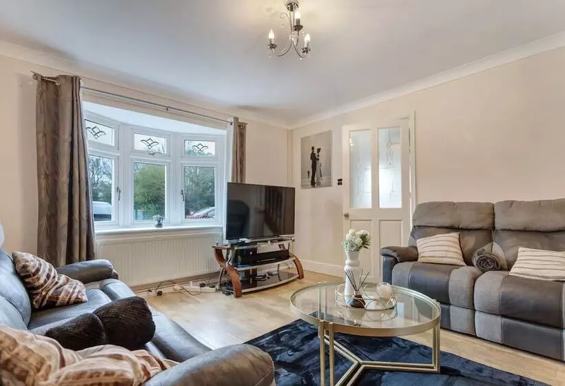 Residenssi Impeccable 3 Bed House In Basildon