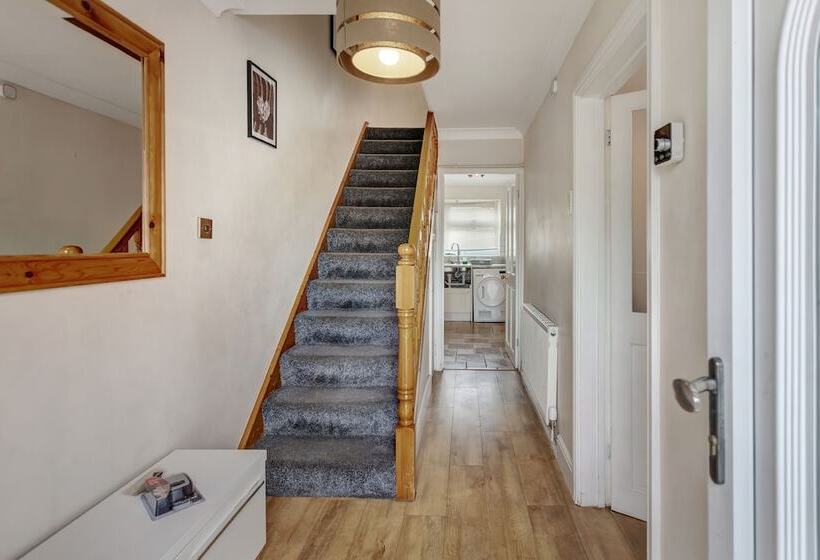 Residência Impeccable 3 Bed House In Basildon