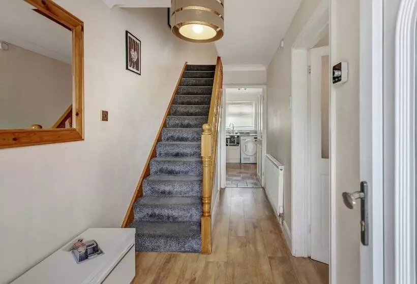 Residenssi Impeccable 3 Bed House In Basildon