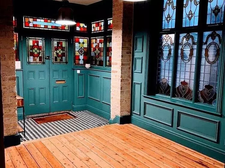 Residenssi Remarkable 7 Bed House In London