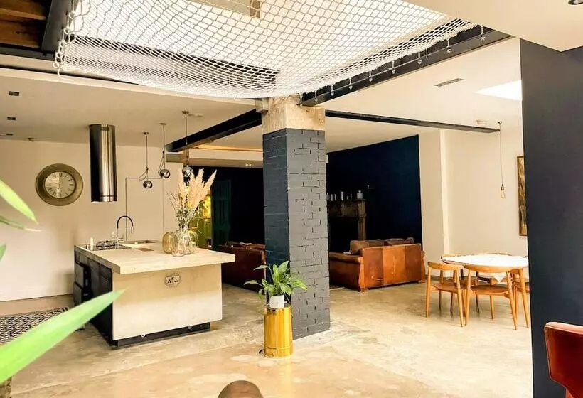 Residenssi Remarkable 7 Bed House In London