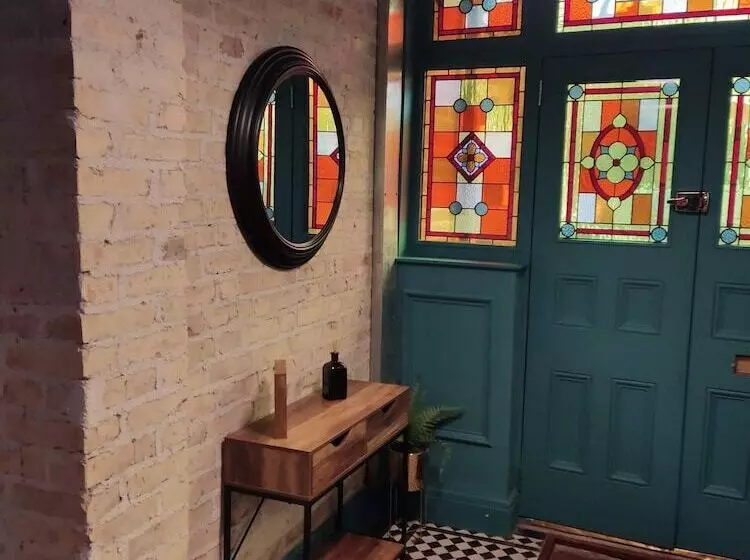 Residenssi Remarkable 7 Bed House In London