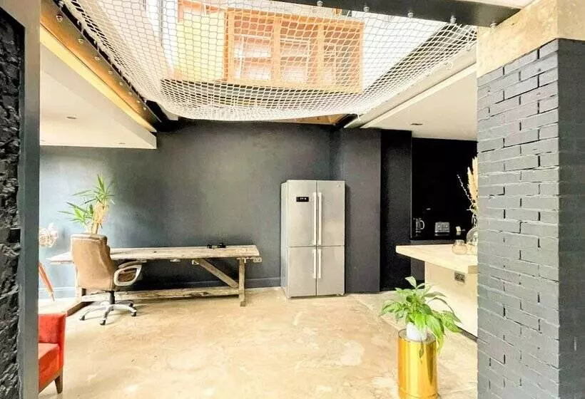 Residenssi Remarkable 7 Bed House In London