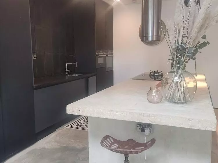 Residenssi Remarkable 7 Bed House In London