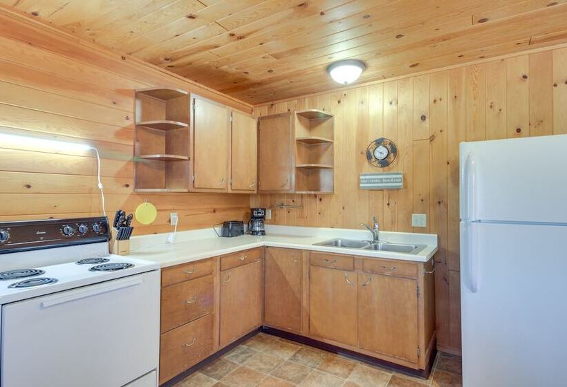 Serene Park Rapids Cabin: Fire Pit, Lake Access!