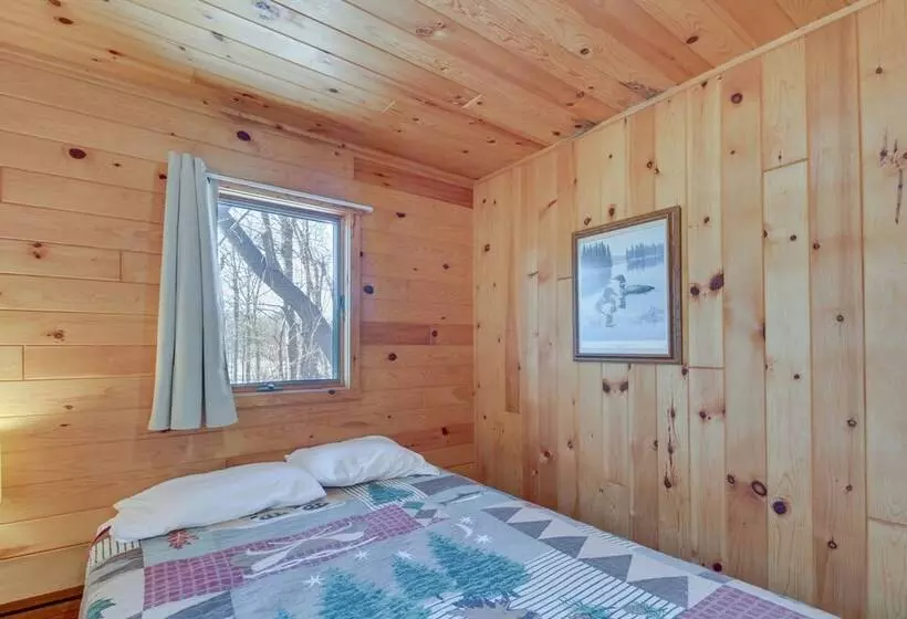 Serene Park Rapids Cabin: Fire Pit, Lake Access!