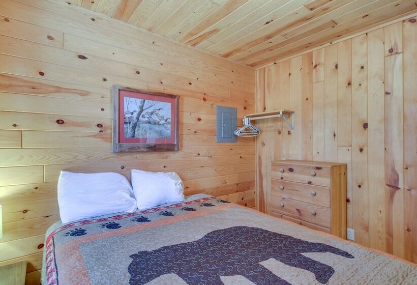 Serene Park Rapids Cabin: Fire Pit, Lake Access!