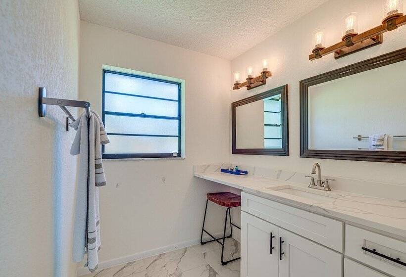 Spring Hill Retreat W/ Pool: 7 Mi To Weeki Wachee!