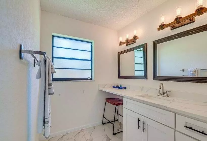 Spring Hill Retreat W/ Pool: 7 Mi To Weeki Wachee!