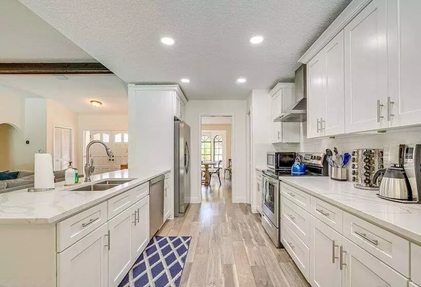 Spring Hill Retreat W/ Pool: 7 Mi To Weeki Wachee!
