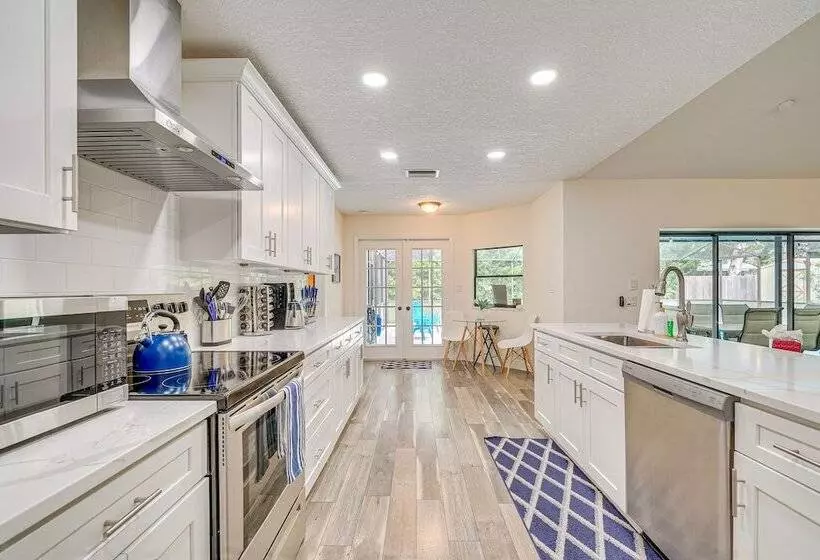 Spring Hill Retreat W/ Pool: 7 Mi To Weeki Wachee!