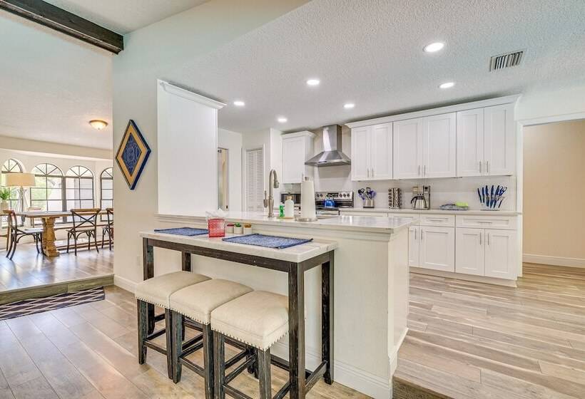 Spring Hill Retreat W/ Pool: 7 Mi To Weeki Wachee!