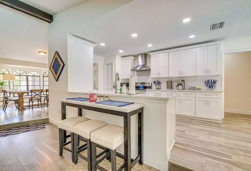 Spring Hill Retreat W/ Pool: 7 Mi To Weeki Wachee!