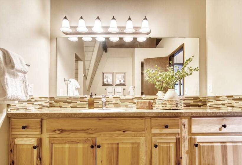 Alder By Avantstay Moody Retreat: Patio, Hot Tub In Sunriver!