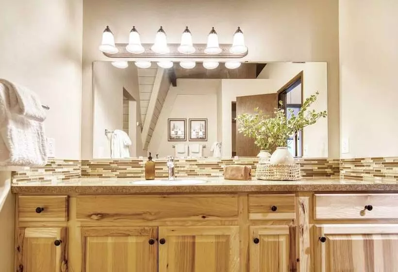 Alder By Avantstay Moody Retreat: Patio, Hot Tub In Sunriver!