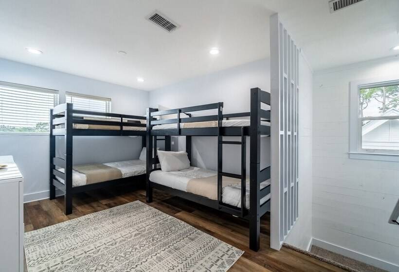 Bottlenose By Avantstay Walk To Miramar Beach