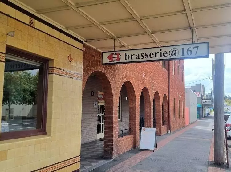 Commercial Hotel Young