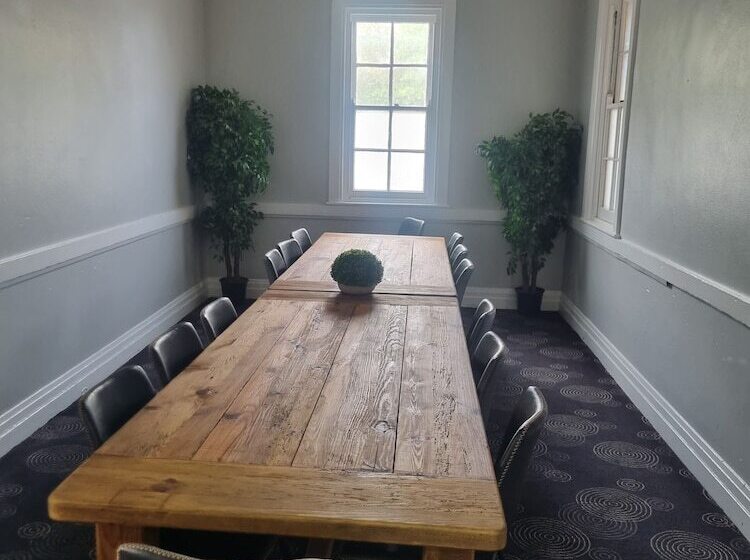 Commercial Hotel Young