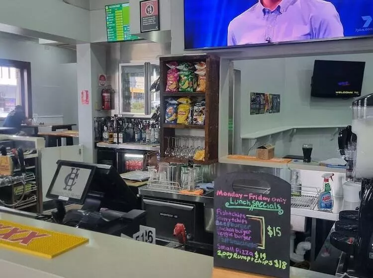 Commercial Hotel Young