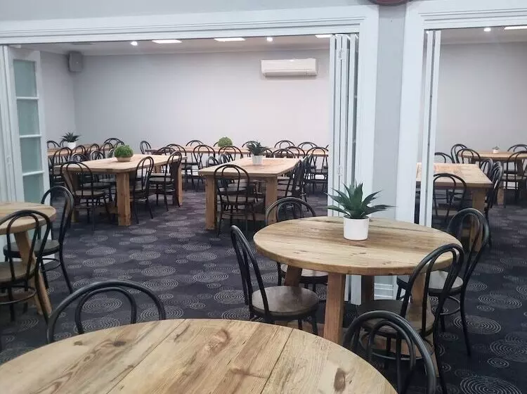 Commercial Hotel Young