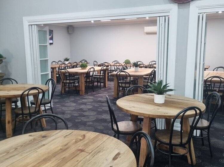 Commercial Hotel Young