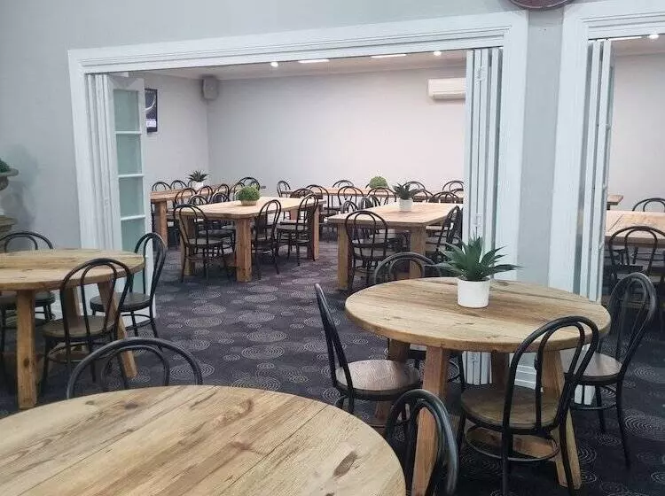 Commercial Hotel Young