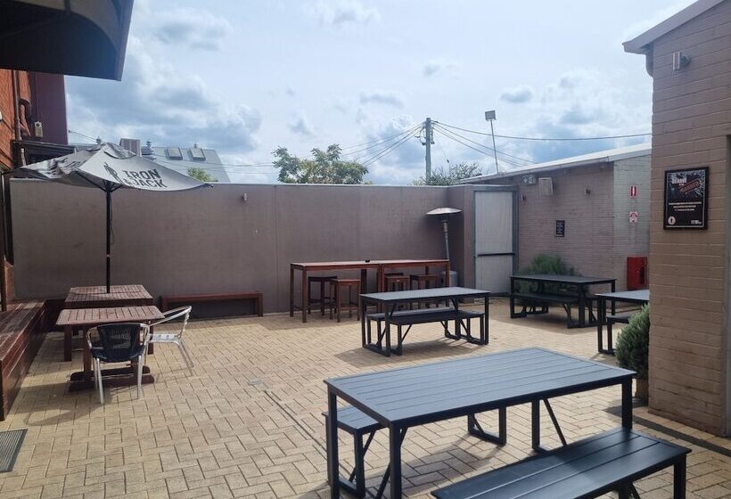 Commercial Hotel Young