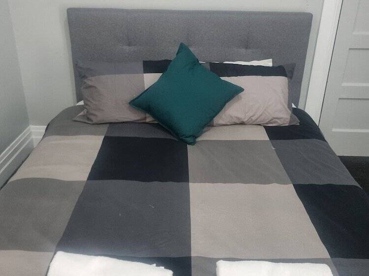 Commercial Hotel Young