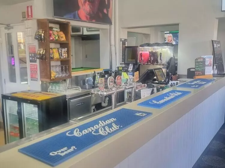 Commercial Hotel Young