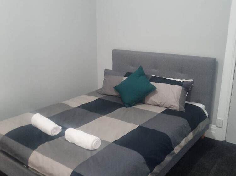 Commercial Hotel Young