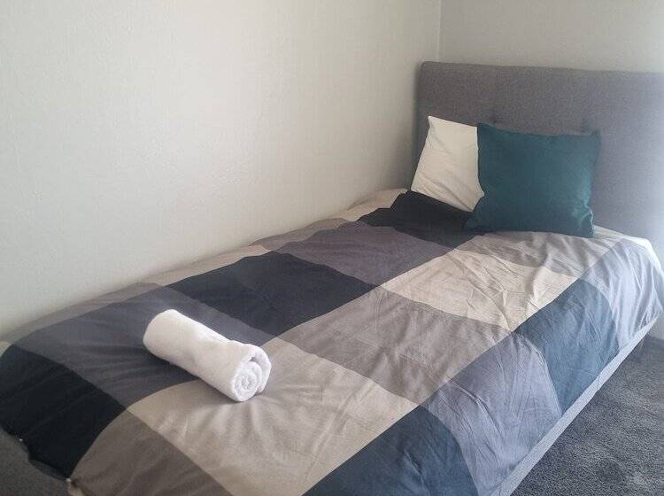 Commercial Hotel Young