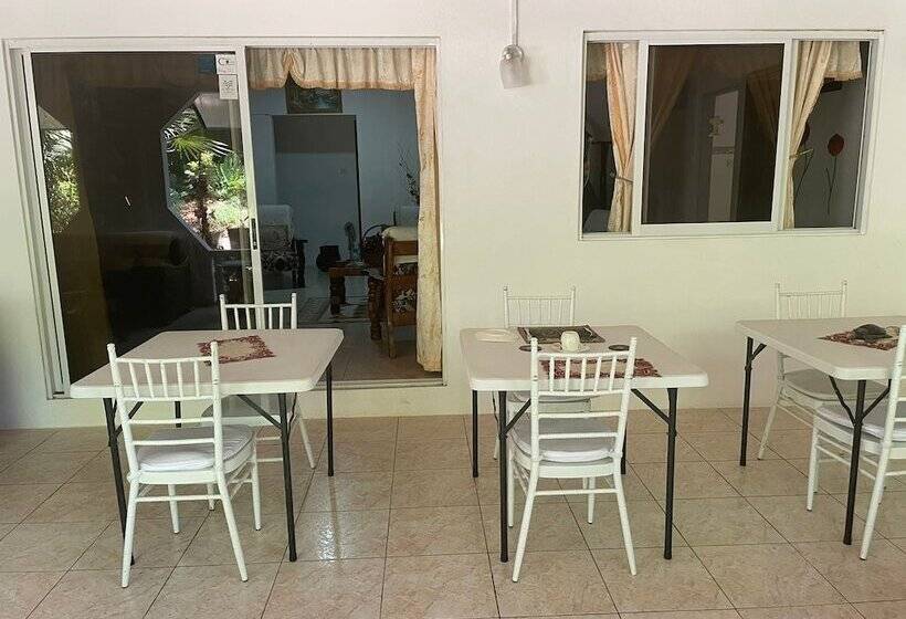 تختخواب و صبحانه Jeanny S Apartments