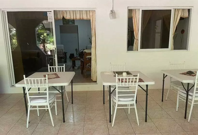 تختخواب و صبحانه Jeanny S Apartments