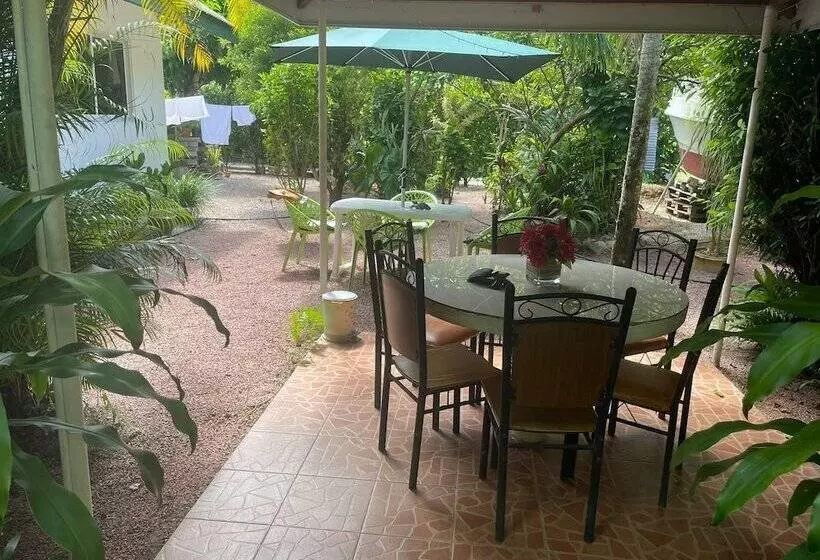 تختخواب و صبحانه Jeanny S Apartments