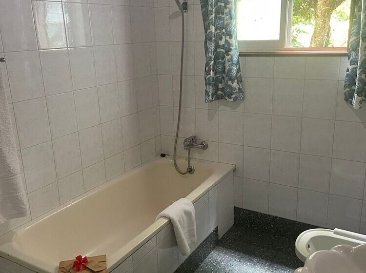 تختخواب و صبحانه Jeanny S Apartments