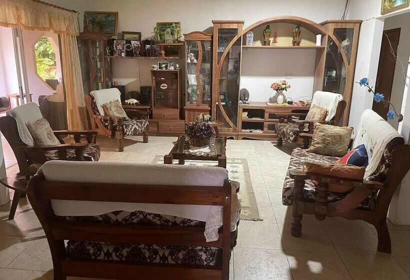 تختخواب و صبحانه Jeanny S Apartments