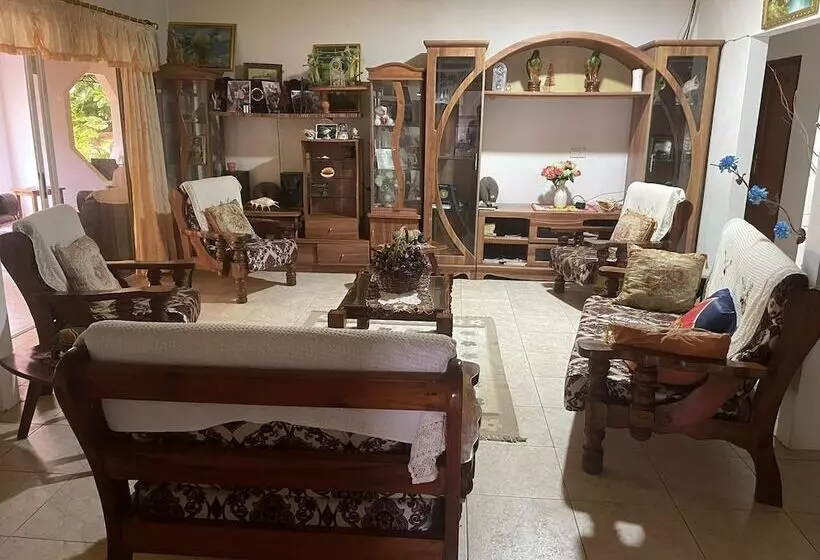 تختخواب و صبحانه Jeanny S Apartments