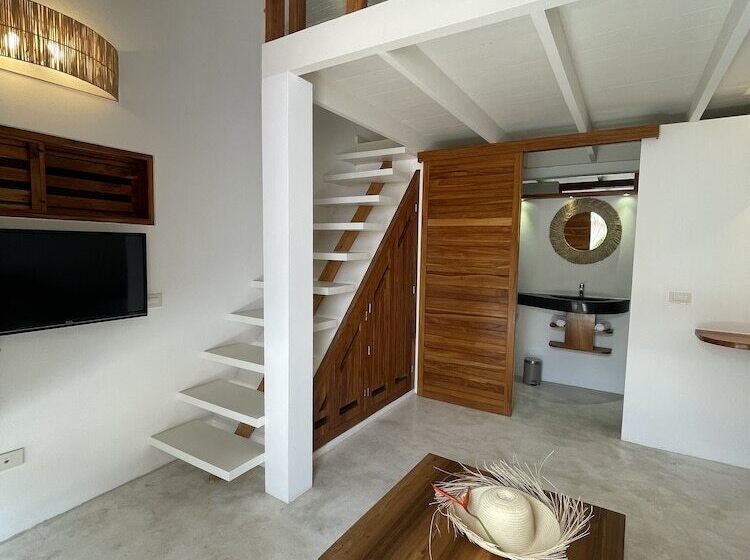 تختخواب و صبحانه Leeloo Boutique