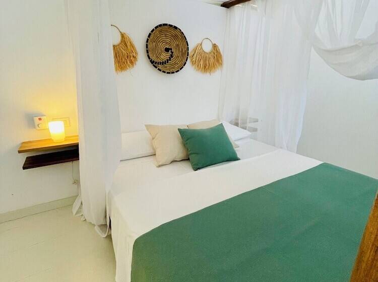 تختخواب و صبحانه Leeloo Boutique