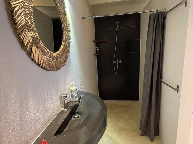 تختخواب و صبحانه Leeloo Boutique