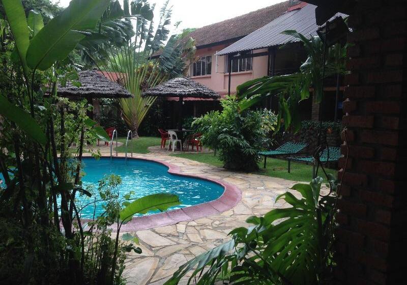 Отель Outpost Lodge