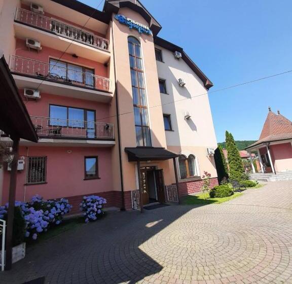 هتل срібний водограй