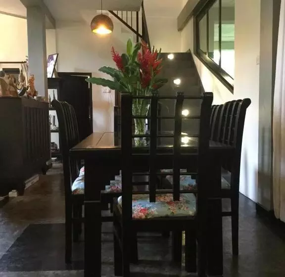 تختخواب و صبحانه Indika S Residence