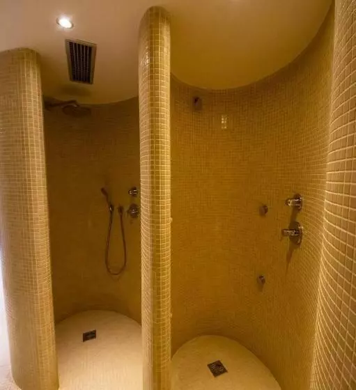 Hotel 99